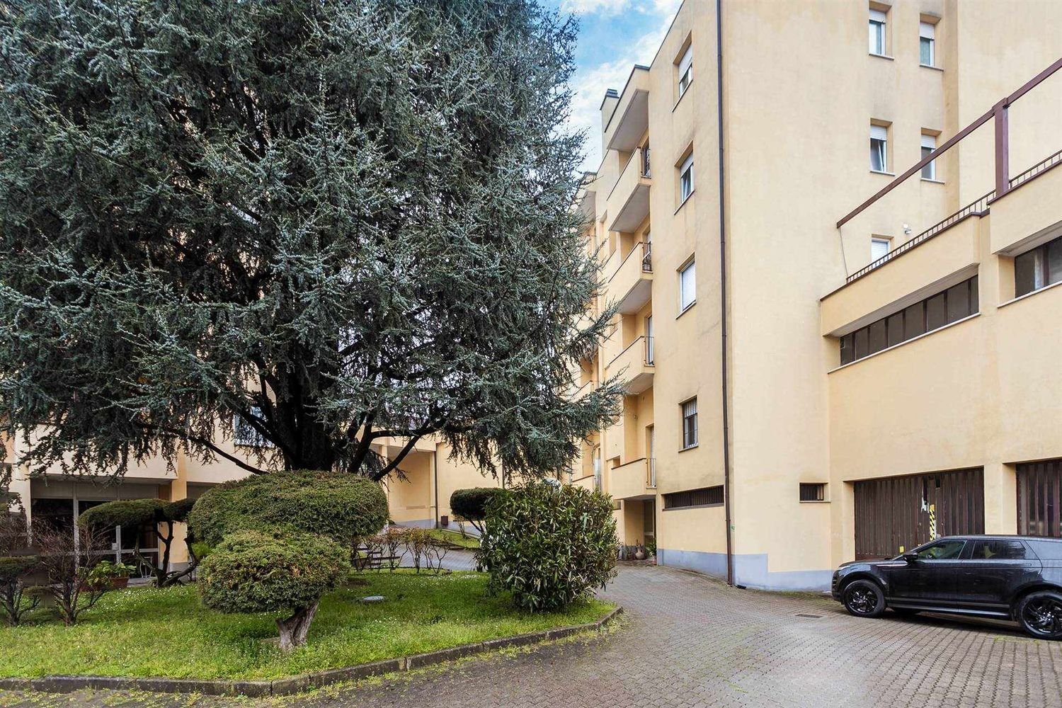 3 rooms Apartment in Vimercate, Italy No. 228147