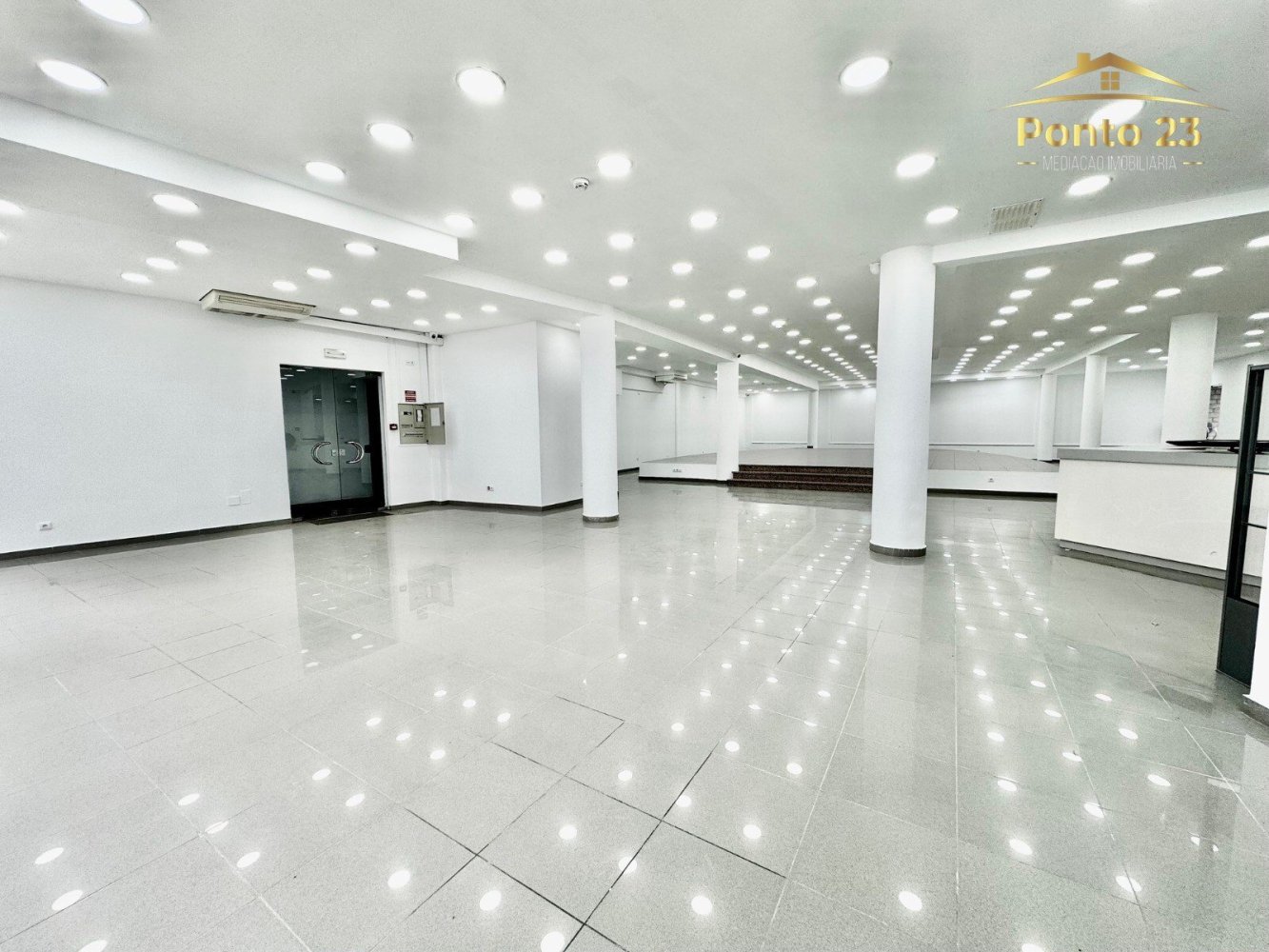 300m² Commercial property in Machico, Portugal No. 208478