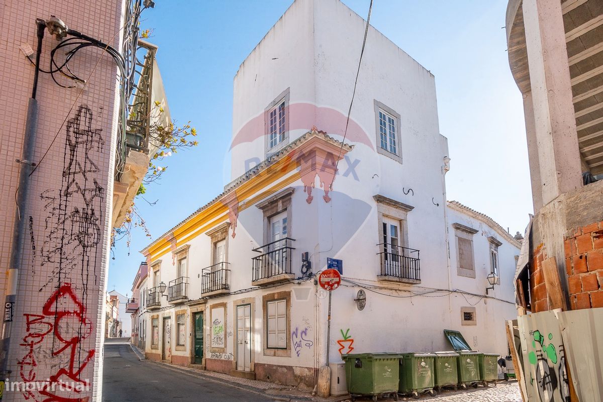 Здание с 9 спальнями в Фару, Португалия № 65897