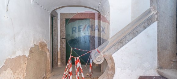 Здание с 9 спальнями в Фару, Португалия № 65897 17