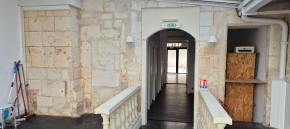 220m² Commercial property in Angouleme, France No. 300963 8