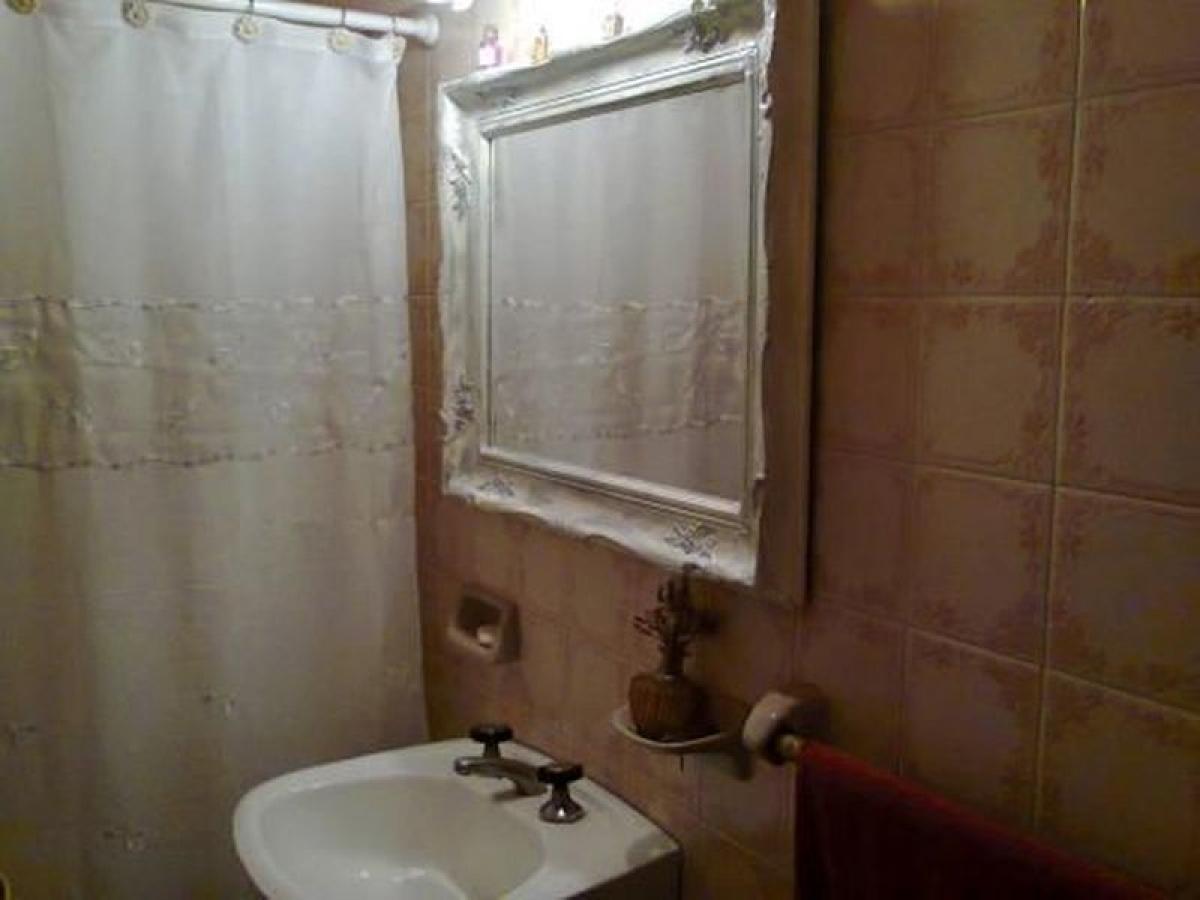 Casa de 2 dormitorios en Tres de Febrero, Argentina No. 19982