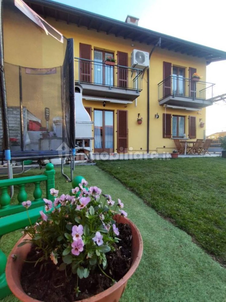 3 bedrooms Apartment in Fino Mornasco, Italy No. 12475