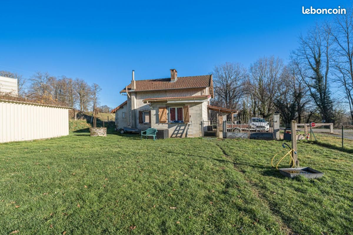 Casa de 3 dormitorios en Champagnac-la-Riviere, France No. 106461