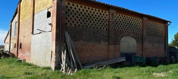 13 rooms House in Argenta, Italy No. 33139 6