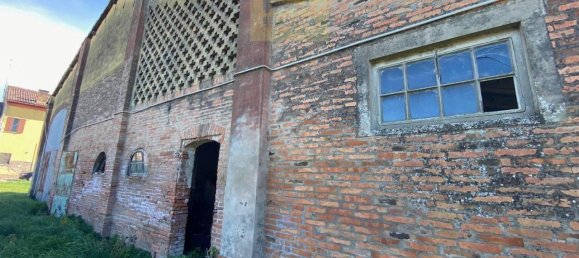 13 rooms House in Argenta, Italy No. 33139 7