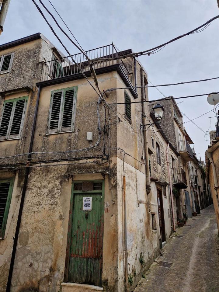 Casa de 7 habitaciónes en Giuliana, Italy No. 40380