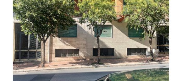 5 rooms Apartment in Taranto, Italy No. 257067 3