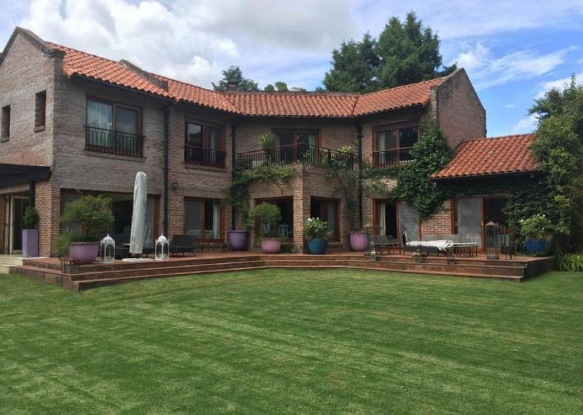 4 bedrooms House in Malvinas Argentinas, Argentina No. 11188