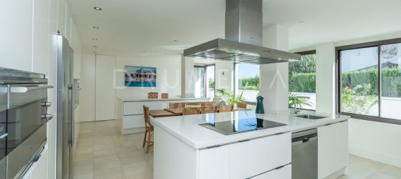 5 bedrooms Villa in Marbella, Spain No. 77550 4