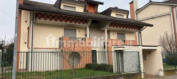2-salle Appartement à Abbiategrasso, Italy No. 232237 12