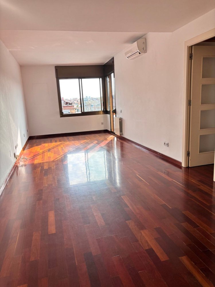 Apartamento de 3 dormitorios en Sants-Montjuïc, Spain No. 170860