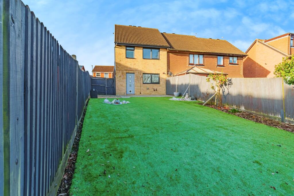 3 bedrooms Commercial property in Crawley, United Kingdom No. 10705