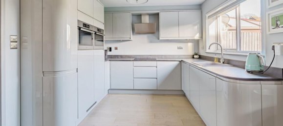 3 bedrooms Commercial property in Crawley, United Kingdom No. 10705 12