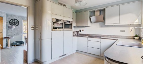 3 bedrooms Commercial property in Crawley, United Kingdom No. 10705 8