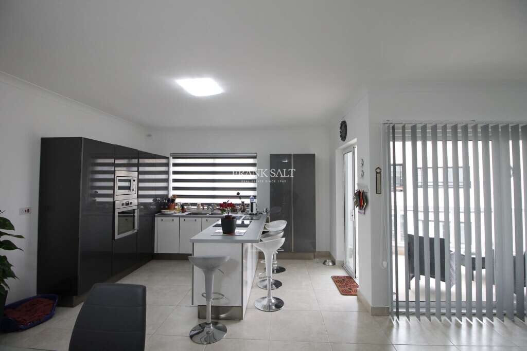 Квартира с 3 спальнями в Свийи, Мальта № 9258