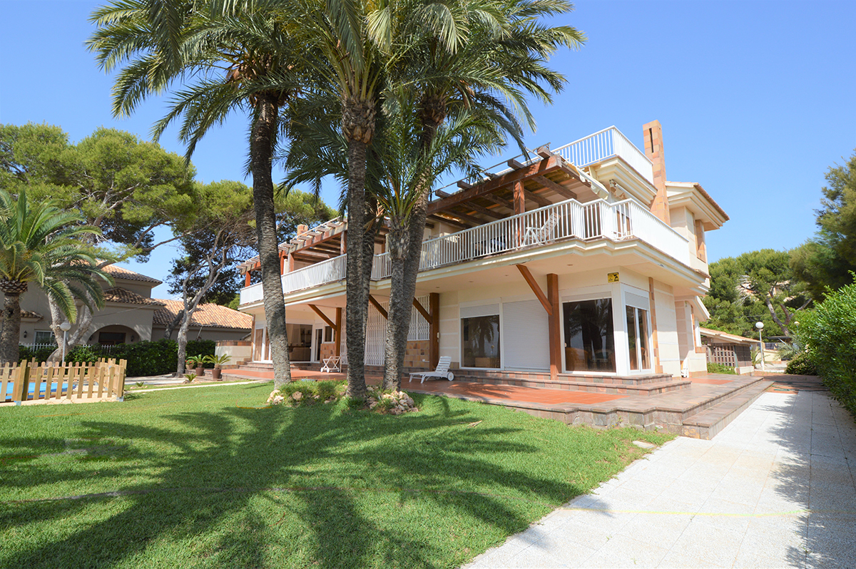 12 bedrooms Villa in Punta Prima, Spain No. 454