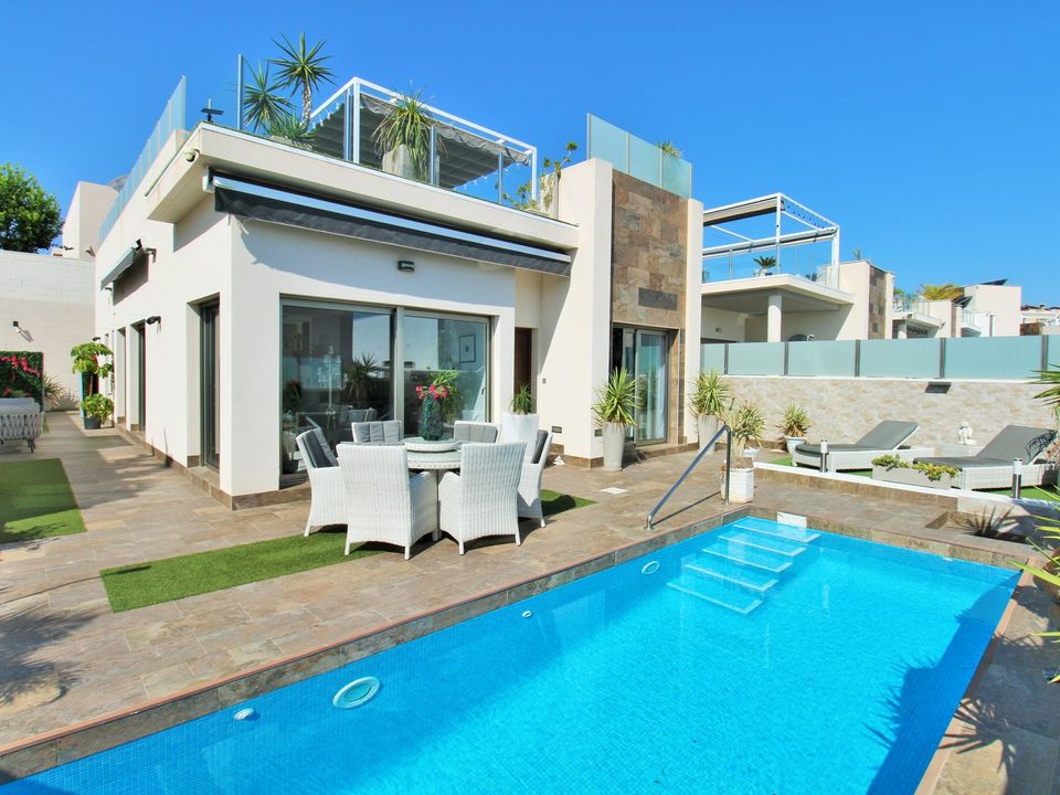 4 bedrooms Villa in Alicante, Spain No. 223012