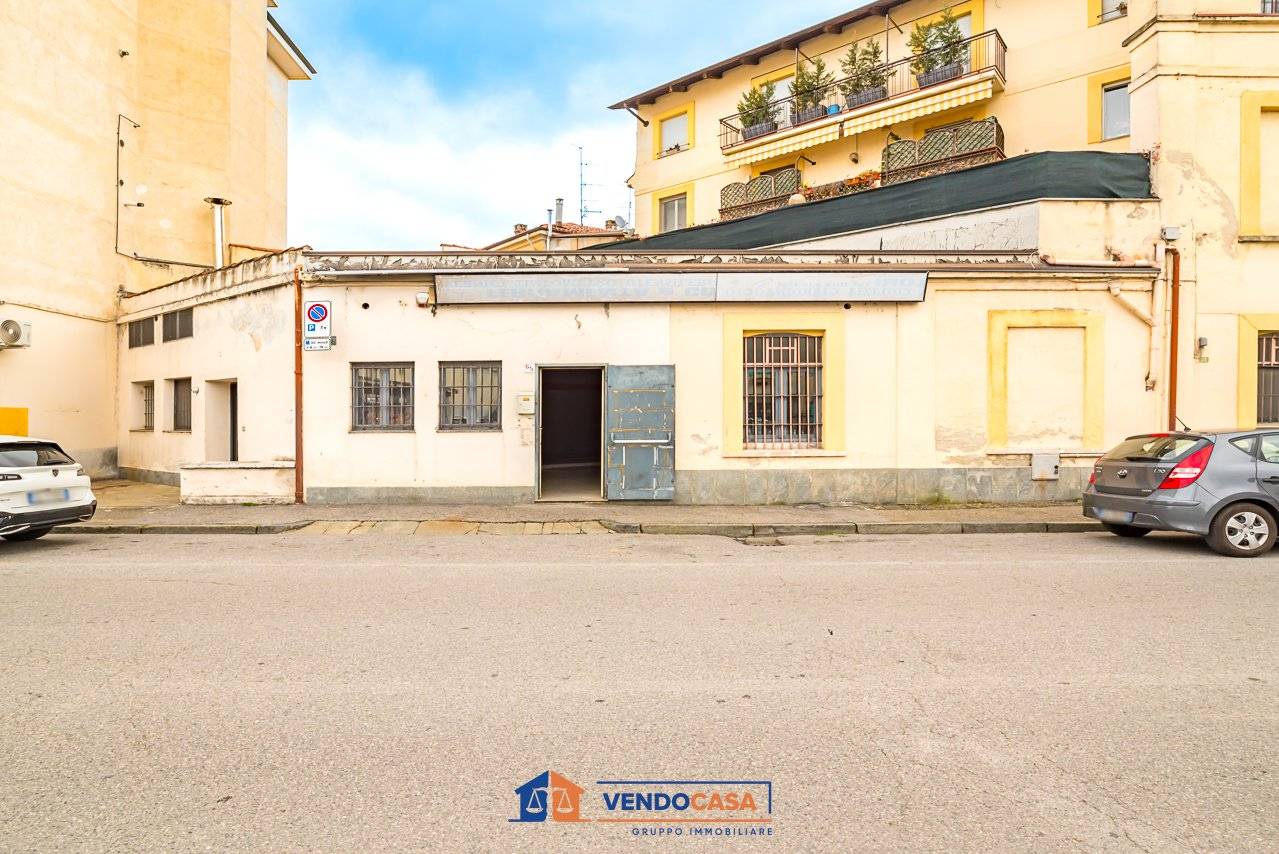 Propiedad comercial de 3 habitaciónes en Bra, Italy No. 211079