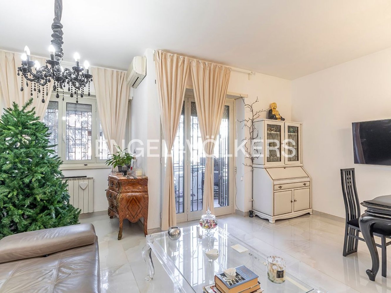 Квартира с 4 комнатами в Рим, Италия № 102934