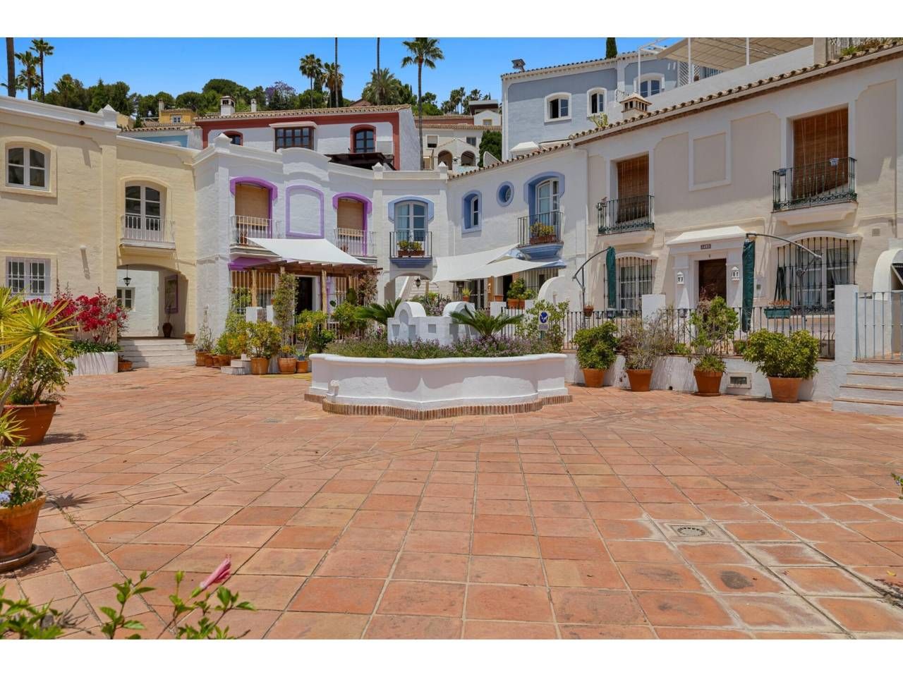 3 bedrooms Townhouse in La Quinta, Spain No. 30717