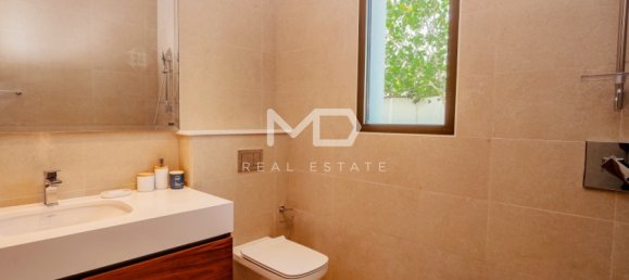 5 bedrooms Villa in Abu Dhabi, UAE No. 47601 31