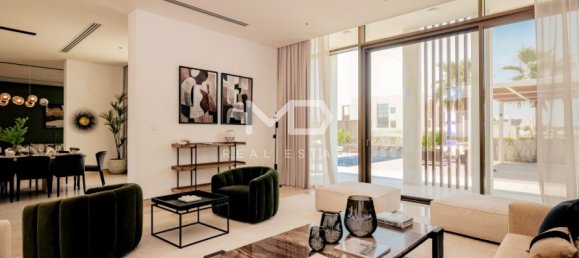 5 bedrooms Villa in Abu Dhabi, UAE No. 47601 34