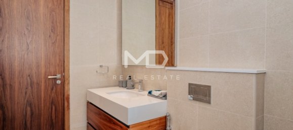 5 bedrooms Villa in Abu Dhabi, UAE No. 47601 58