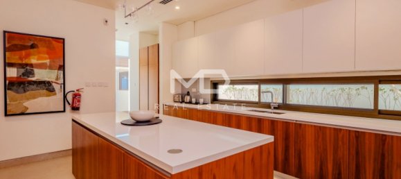 5 bedrooms Villa in Abu Dhabi, UAE No. 47601 44