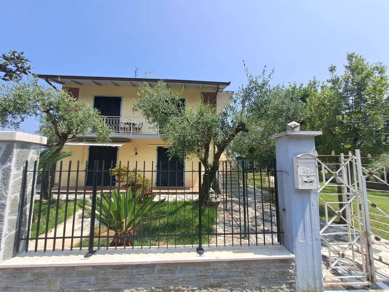 5 bedrooms House in Massa, Italy No. 398734