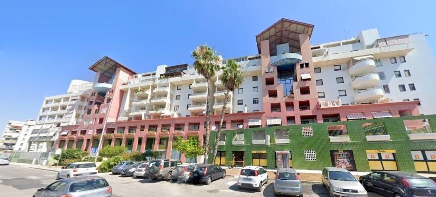 3-salle Appartement à Bari, Italy No. 259825