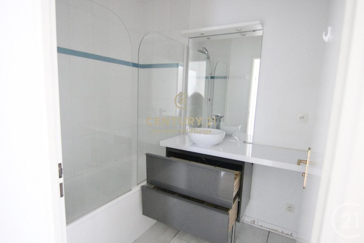 2 bedrooms Apartment in Montevrain, France No. 296017