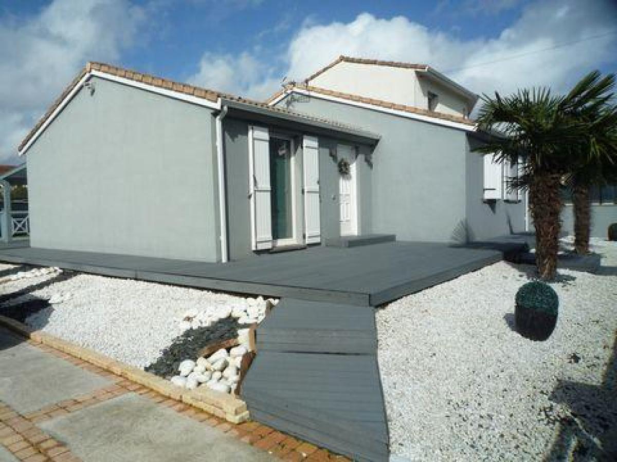 Casa de 3 dormitorios en Eysines, France No. 4224