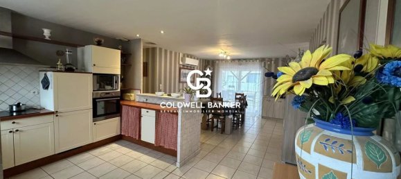 2 bedrooms House in Nazelles-Negron, France No. 283435 2