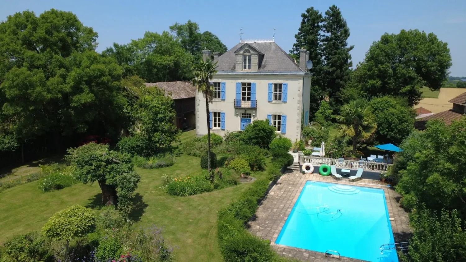 5 bedrooms House in Mielan, France No. 351931