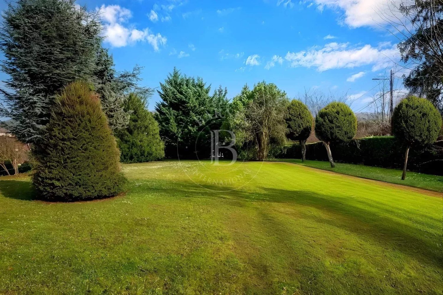 Terrain à Bougival, France 1152m² No. 188230