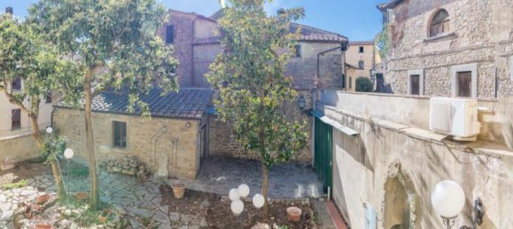 3 bedrooms House in Cortona, Italy No. 52736 5