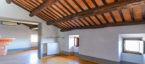 3 bedrooms House in Cortona, Italy No. 52736 8