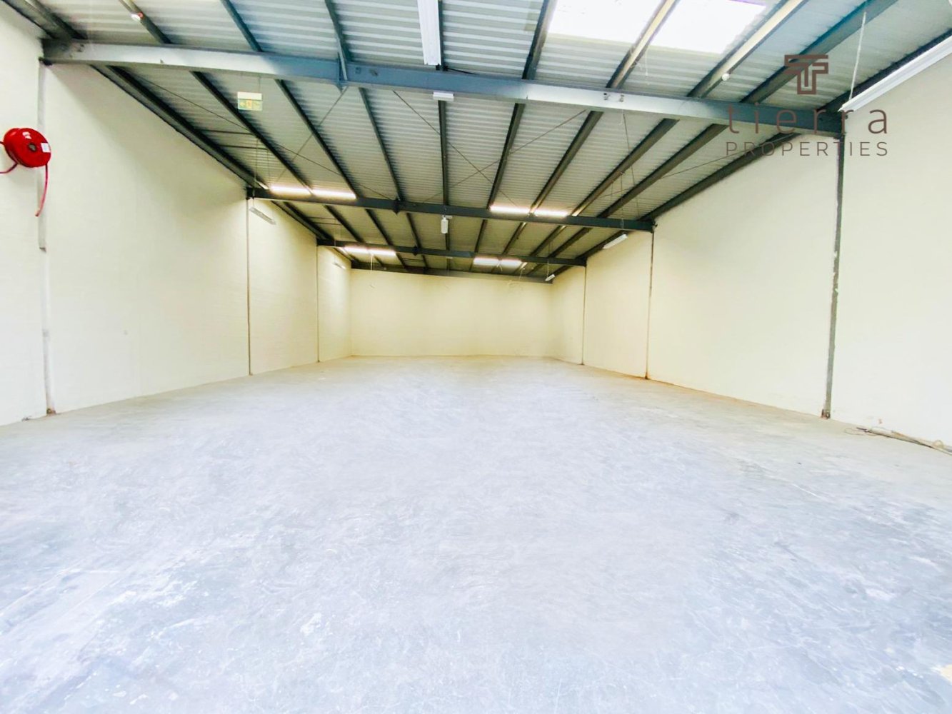 406m² Warehouse in Dubai, UAE No. 54767