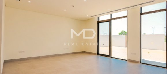 4 bedrooms Villa in Abu Dhabi, UAE No. 47600 6