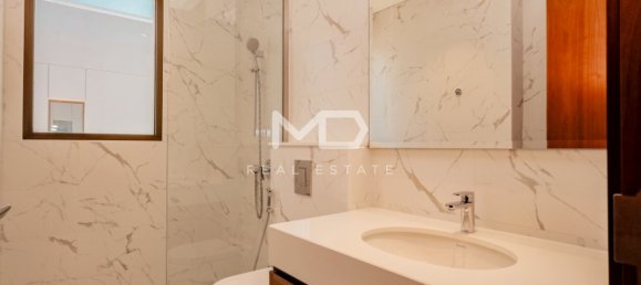 4 bedrooms Villa in Abu Dhabi, UAE No. 47600 33