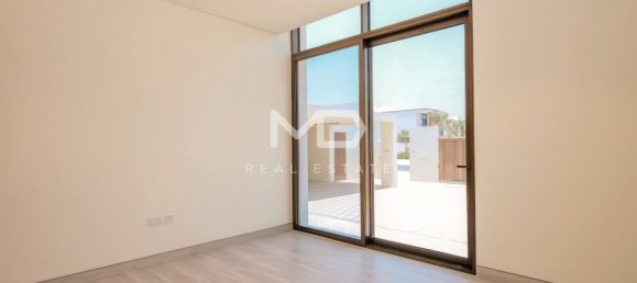 4 bedrooms Villa in Abu Dhabi, UAE No. 47600 44