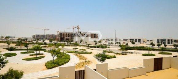 4 bedrooms Villa in Abu Dhabi, UAE No. 47600 3