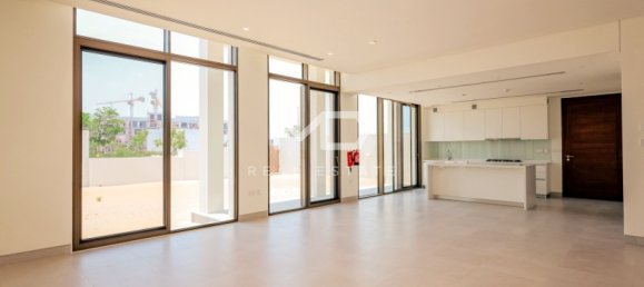 4 bedrooms Villa in Abu Dhabi, UAE No. 47600 11