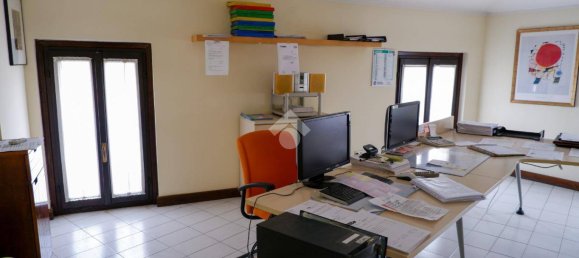 3-salle Bureau à Palazzolo sull'Oglio, Italy No. 172169 19
