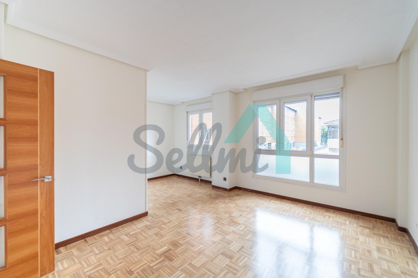 Apartamento de 3 dormitorios en Oviedo, Spain No. 238846