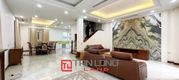 Villa de 3 dormitorios en Long Bien, Vietnam No. 560 2