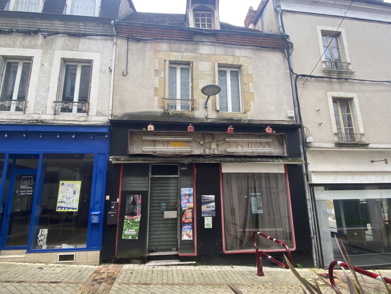 Bâtiment à Vierzon, France 150m² No. 213216