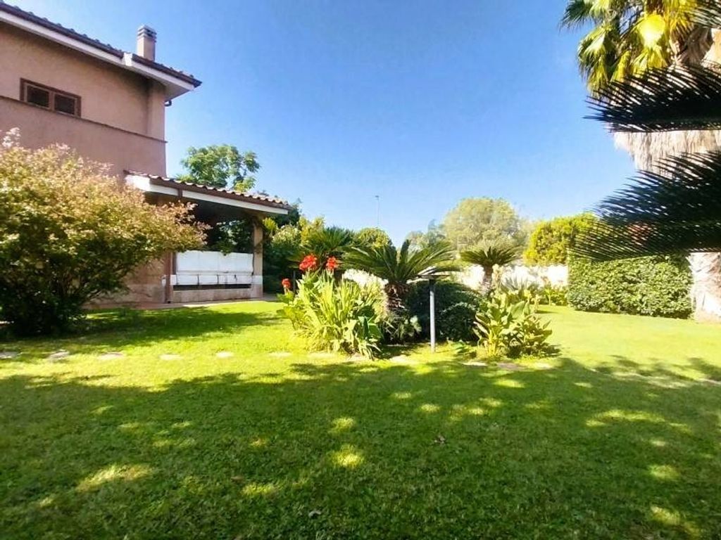5 bedrooms Villa in Rome, Italy No. 11194