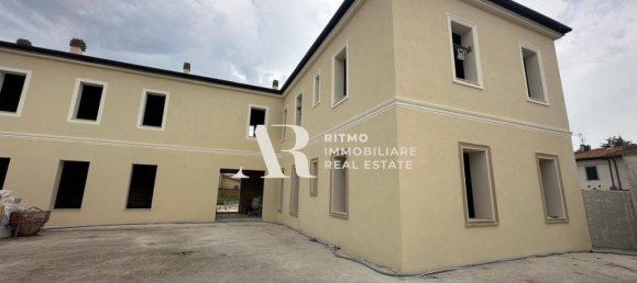 2 bedrooms Apartment in Campi Bisenzio, Italy No. 9888 12